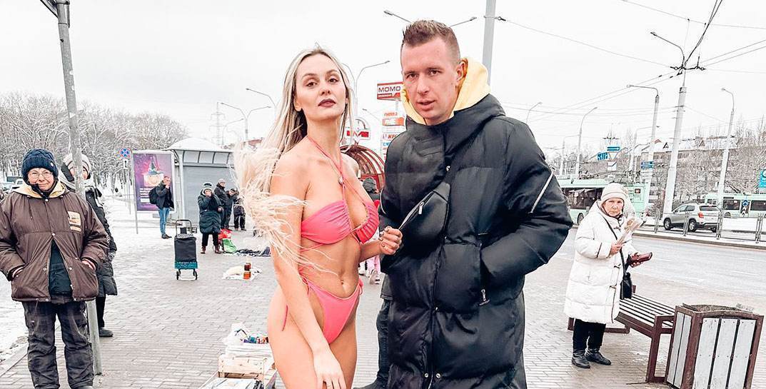 Блогерша в −2 прогулялась в купальнике по Минску
