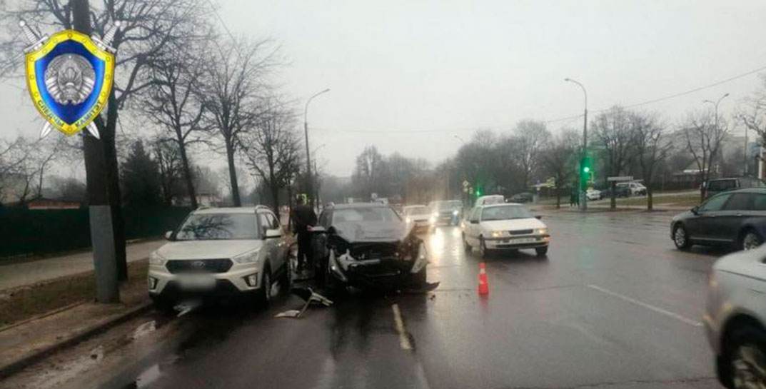 Водитель врезалась в стоящий автомобиль — пассажир второй машины получила тяжелые травмы. Следователи устанавливают очевидцев ДТП в Могилеве на проспекте Мира