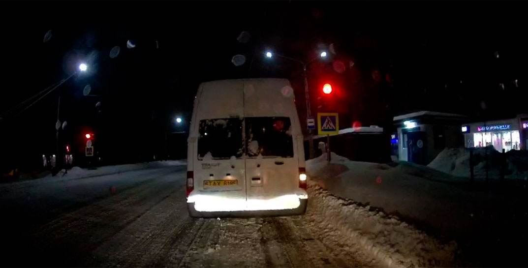 Вчера милиция показала, как в Бобруйске маршрутчик проехал на красный. В сеть тут же слили видео, как то же самое делает маршрутчик в Могилеве