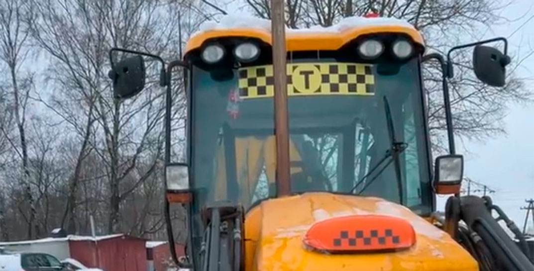 «Всего за сто условных единиц». Могилевский блогер, продававший воздух в Минске и открывший «Шаурму в рассрочку» в Витебске, открыл первое в мире такси на тракторе