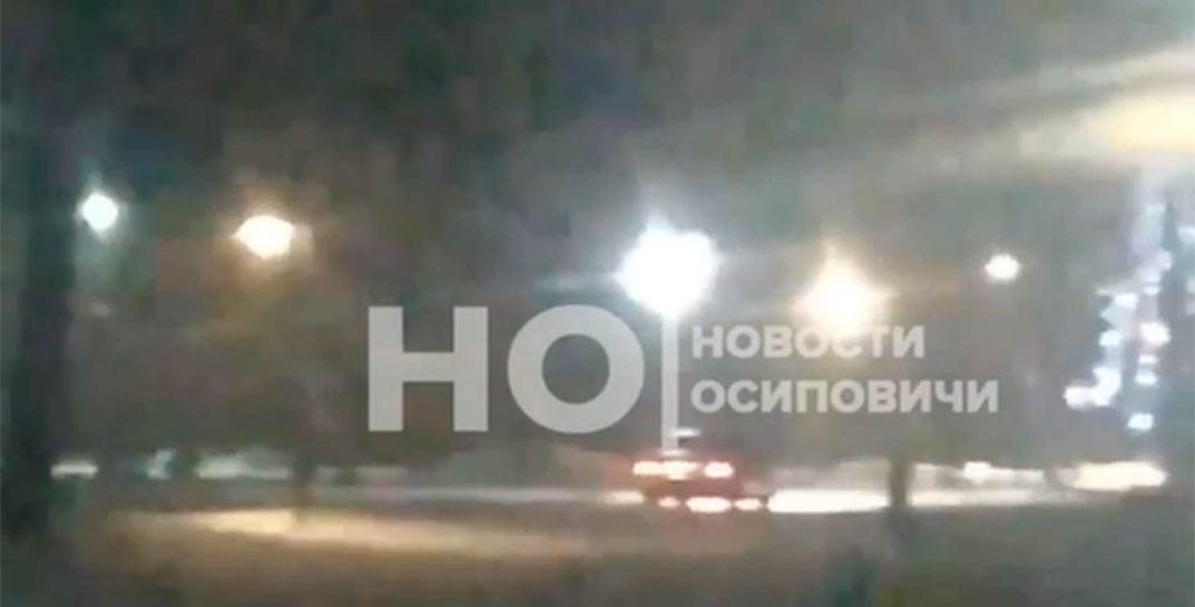В Осиповичах водитель вылетел с дороги и проехался по территории городского парка