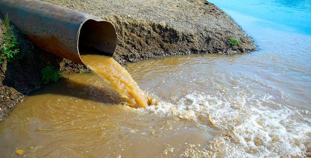 В Дрибинском районе сточные воды из канализации попали в мелиоративный канал и в реку