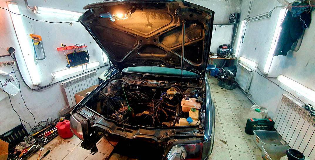 Фатальная ошибка. Житковчанин завел машину у капота и погиб