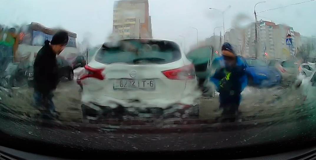 В Могилеве водитель зацепил другую машину на парковке, вышел вместе с пассажиром, осмотрел повреждения и уехал. Но все записал видеорегистратор задетой машины
