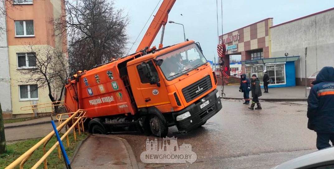 В Гродно провалившийся под асфальт мусоровоз помог найти труп