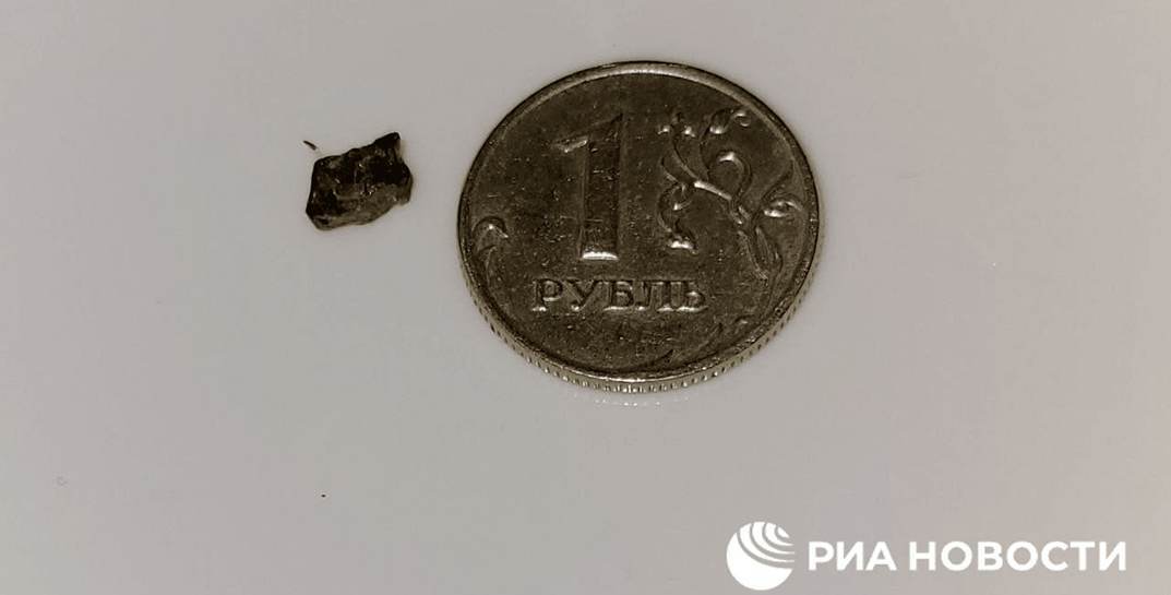 Рогозин передал послу Франции осколок, которым его ранило в Донецке