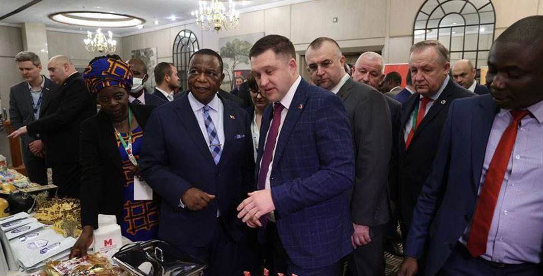 «Бабушкина крынка» и «Могилевский мясокомбинат» во главе с гендиректорами привезли свою продукцию на выставку в Зимбабве