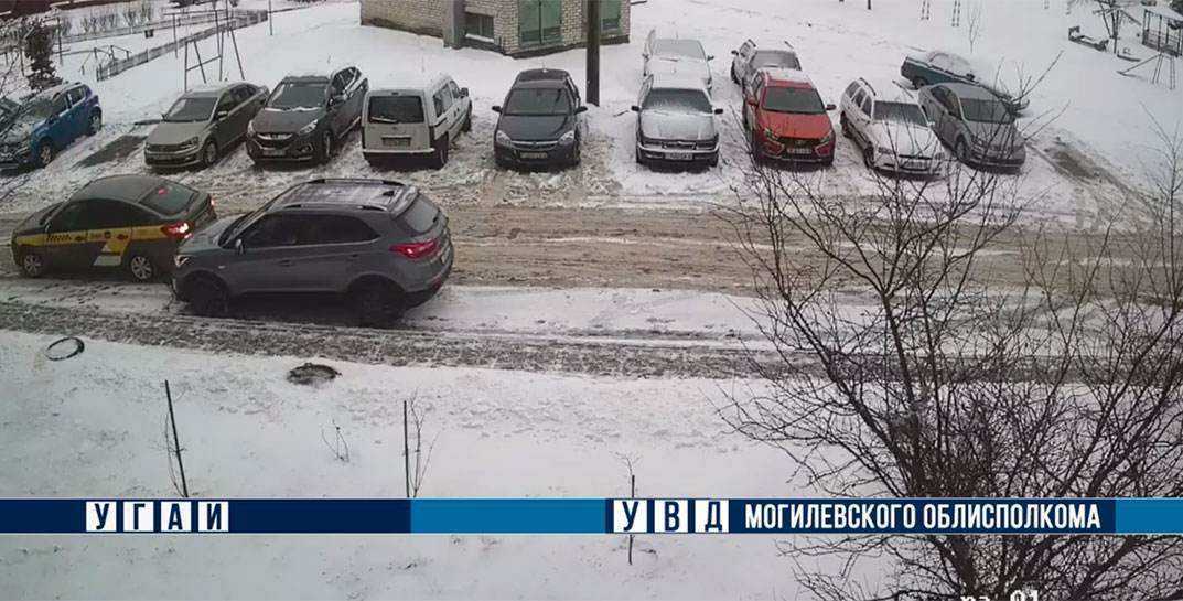 Могилевчанин задел чужой автомобиль, подождал водителя, но уехал, ничего ему не сказав