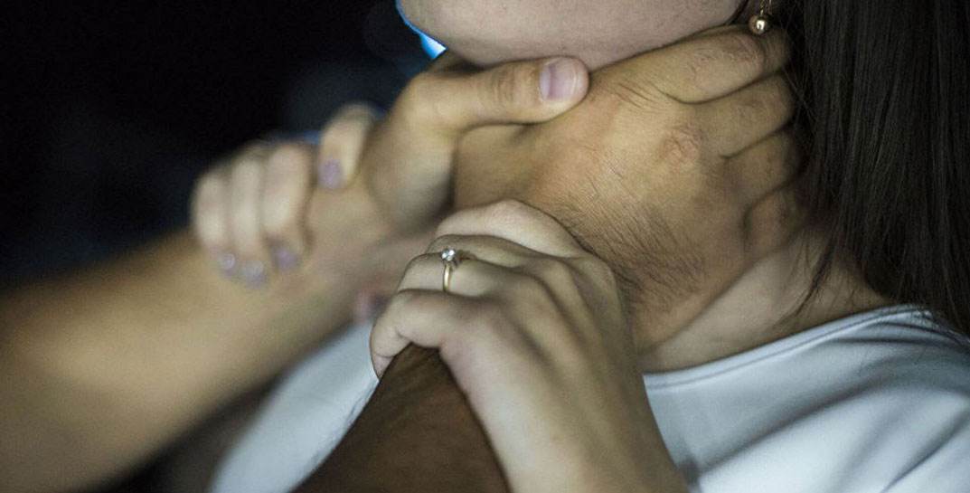 В Бобруйске муж из ревности душил беременную жену