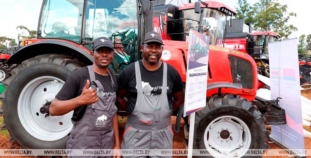 Лукашенко подарил президенту Зимбабве трактор, а в ответ получил чучело льва