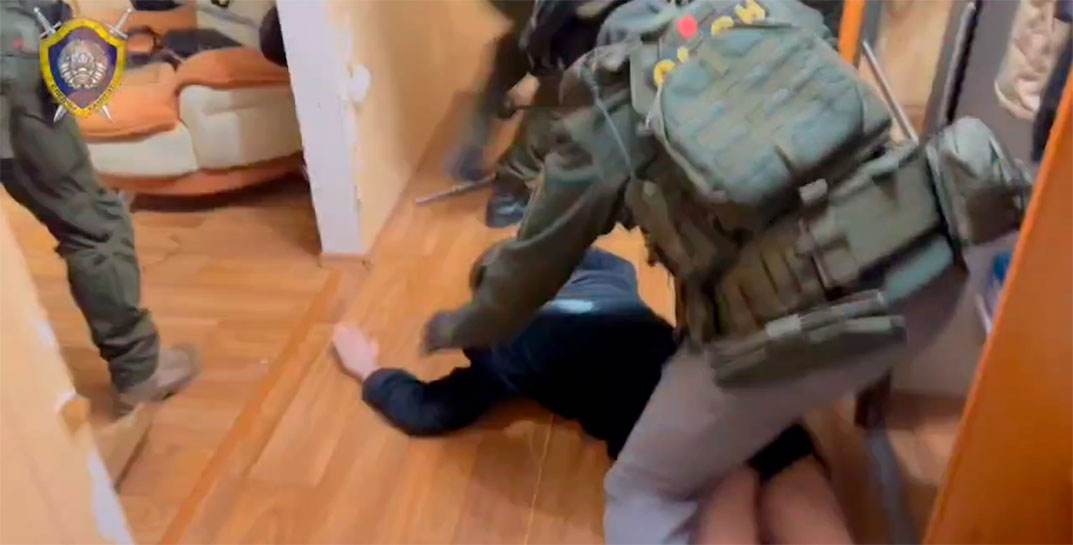 В Бобруйске СК при поддержке ОМОНа жестко задержал причастных к незаконному обороту банковских карт