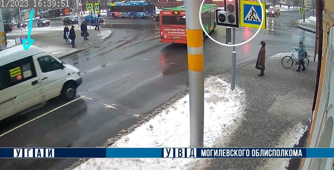 В Бобруйске маршрутчик проехал на жесткий красный прямо на глазах у наряда ДПС. Карма настигла мгновенно