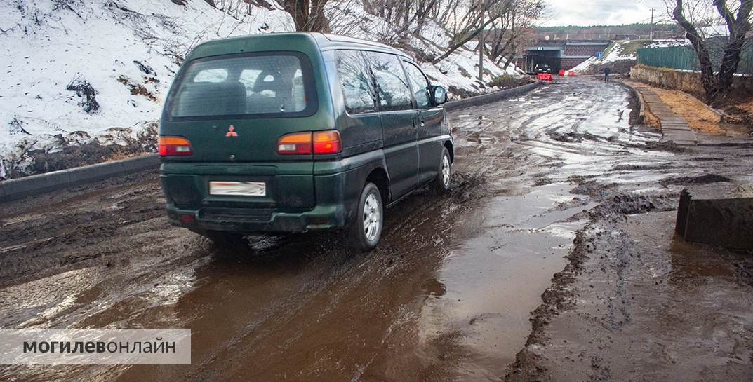 «Стоит вода и ничего с ней нельзя сделать». Посмотрели, как идут работы в злополучном Витебском тупике