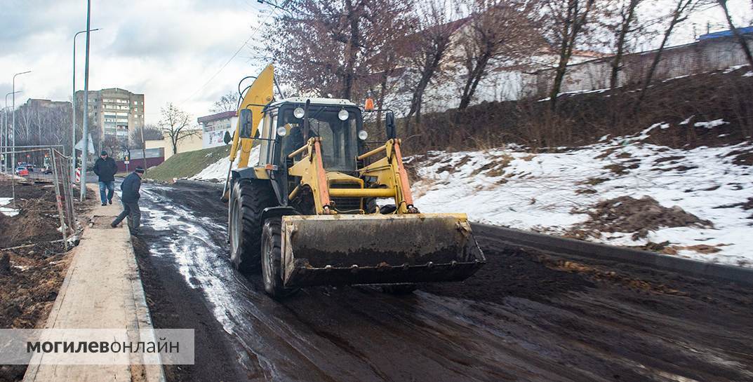 «Стоит вода и ничего с ней нельзя сделать». Посмотрели, как идут работы в злополучном Витебском тупике