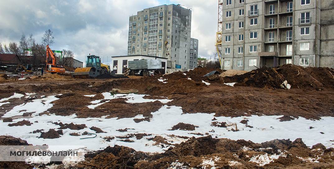 «Стоит вода и ничего с ней нельзя сделать». Посмотрели, как идут работы в злополучном Витебском тупике