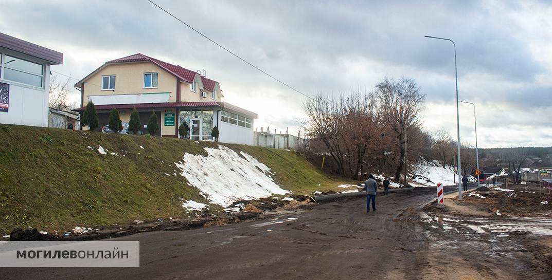 «Стоит вода и ничего с ней нельзя сделать». Посмотрели, как идут работы в злополучном Витебском тупике