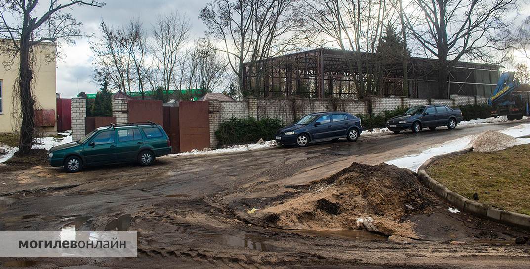 «Стоит вода и ничего с ней нельзя сделать». Посмотрели, как идут работы в злополучном Витебском тупике