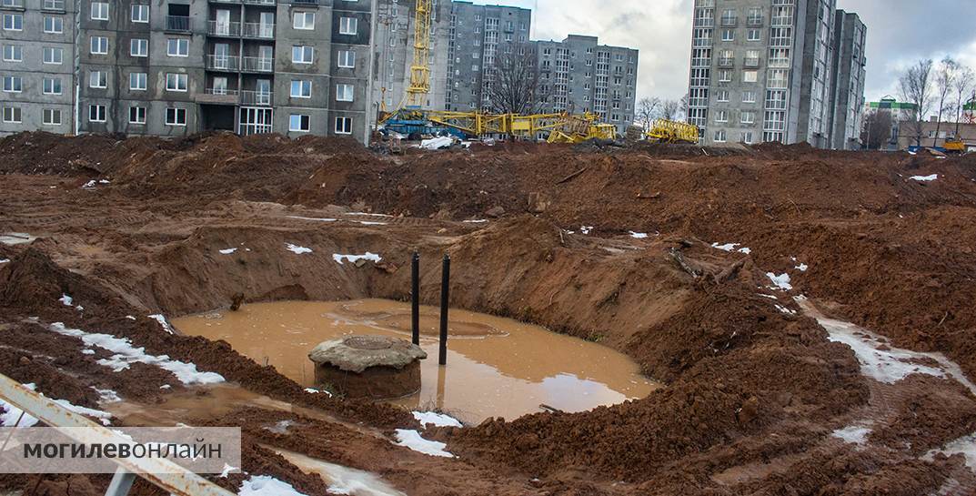 «Стоит вода и ничего с ней нельзя сделать». Посмотрели, как идут работы в злополучном Витебском тупике