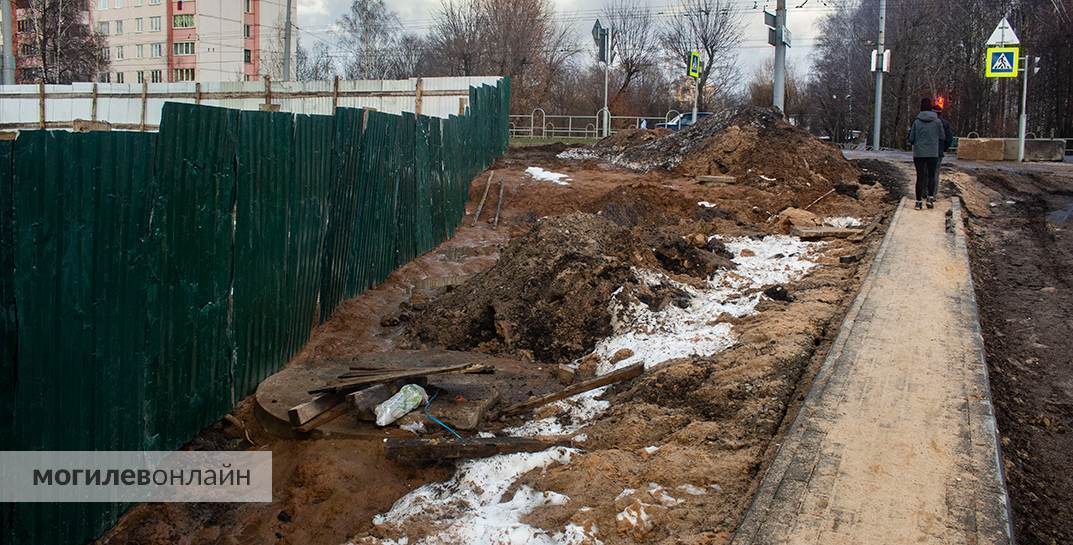 «Стоит вода и ничего с ней нельзя сделать». Посмотрели, как идут работы в злополучном Витебском тупике