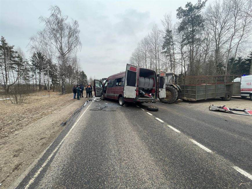 В Могилевской области столкнулись маршрутка и трактор, 11 пострадавших