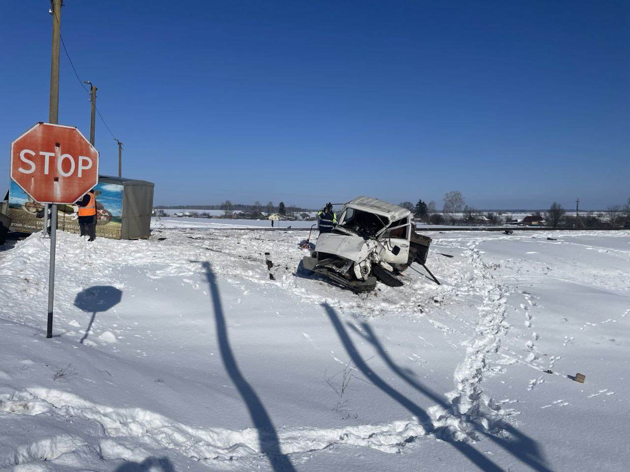 В Кричевском районе на железнодорожном переезде поезд сбил грузовой автомобиль