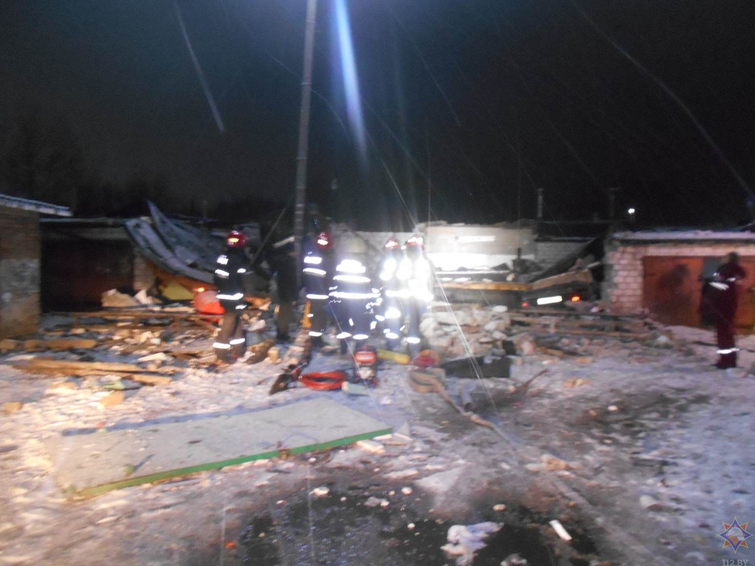 В Бобруйске произошел взрыв в гаражном кооперативе, разрушены три гаража, еще в двух повреждены кровли, повреждены три машины