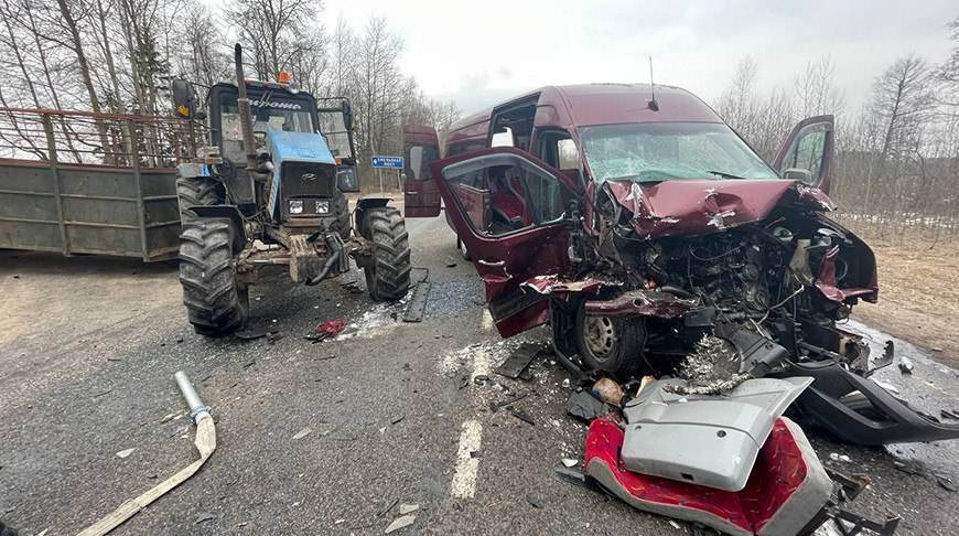 В Могилевской области столкнулись маршрутка и трактор, 11 пострадавших