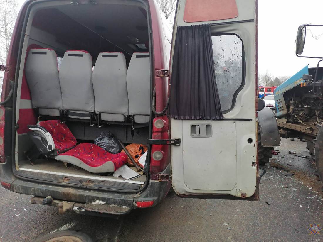 МЧС: под Бобруйском с маршруткой столкнулись два трактора, в больницу доставлен 21 человек