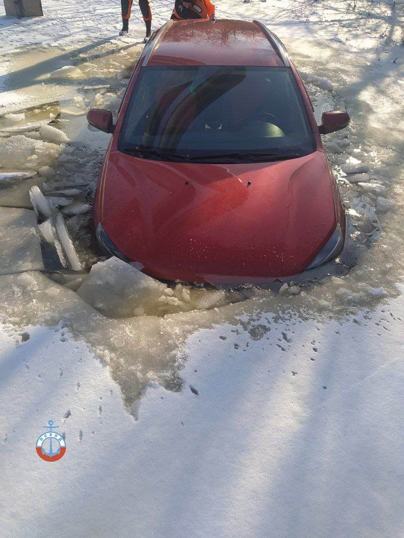 В Гомеле автомобиль Яндекс-такси провалился под лед