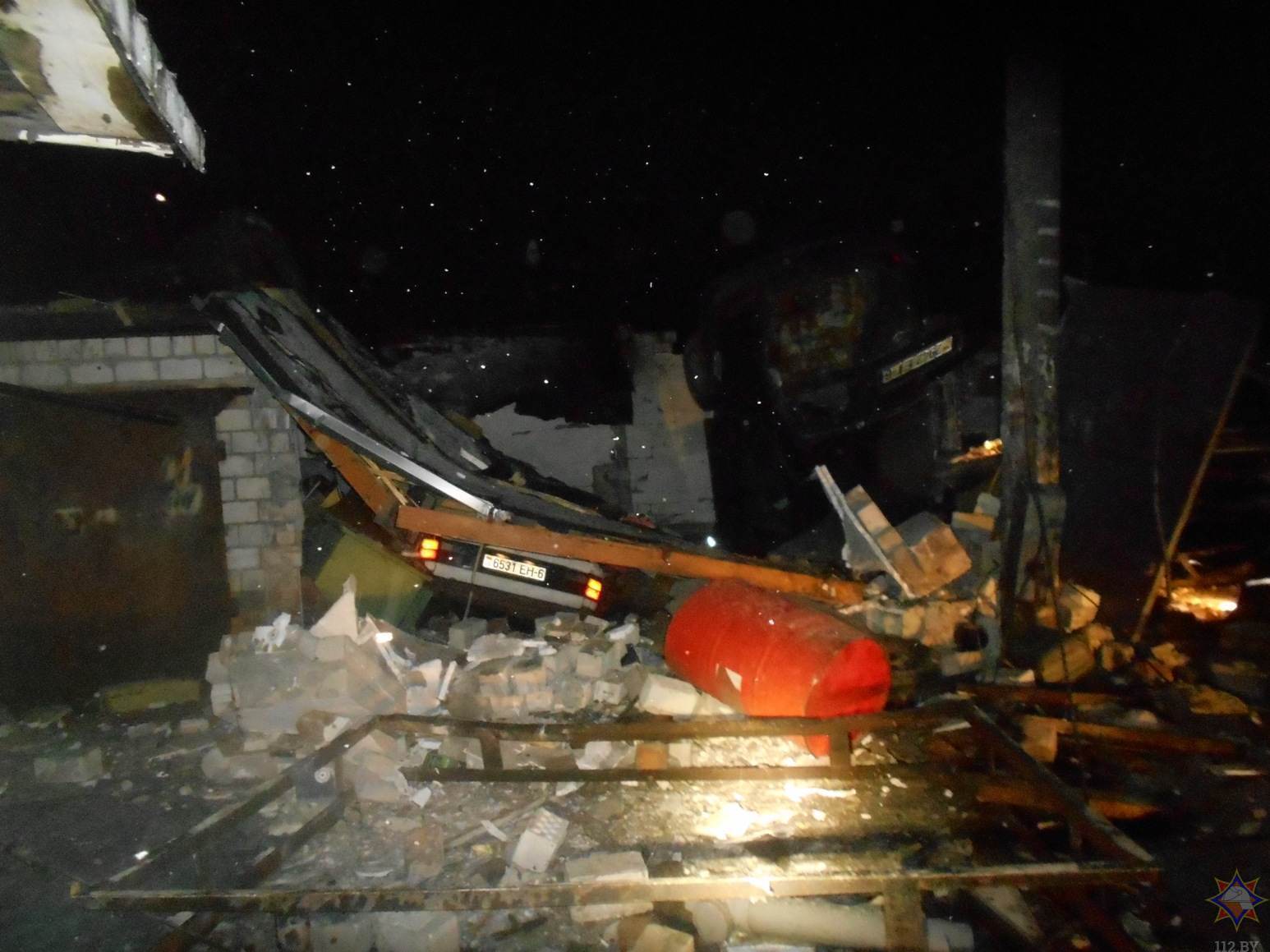 В Бобруйске произошел взрыв в гаражном кооперативе, разрушены три гаража, еще в двух повреждены кровли, повреждены три машины