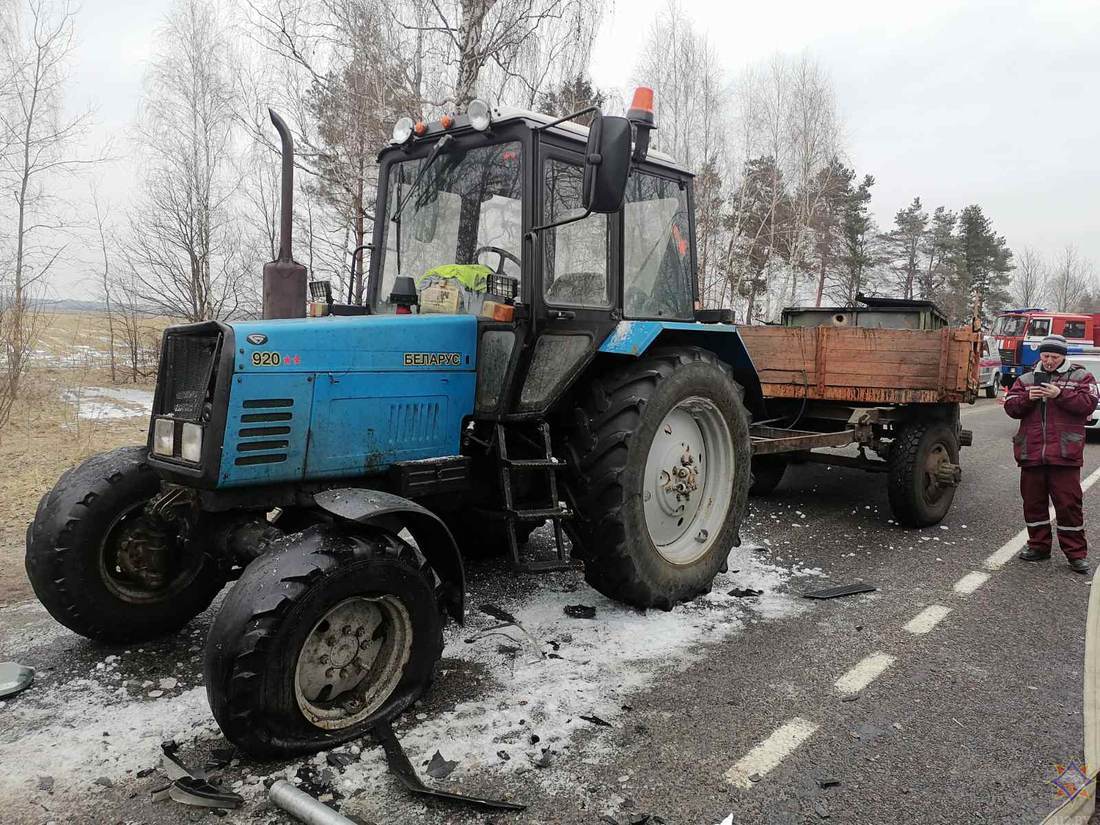 МЧС: под Бобруйском с маршруткой столкнулись два трактора, в больницу доставлен 21 человек