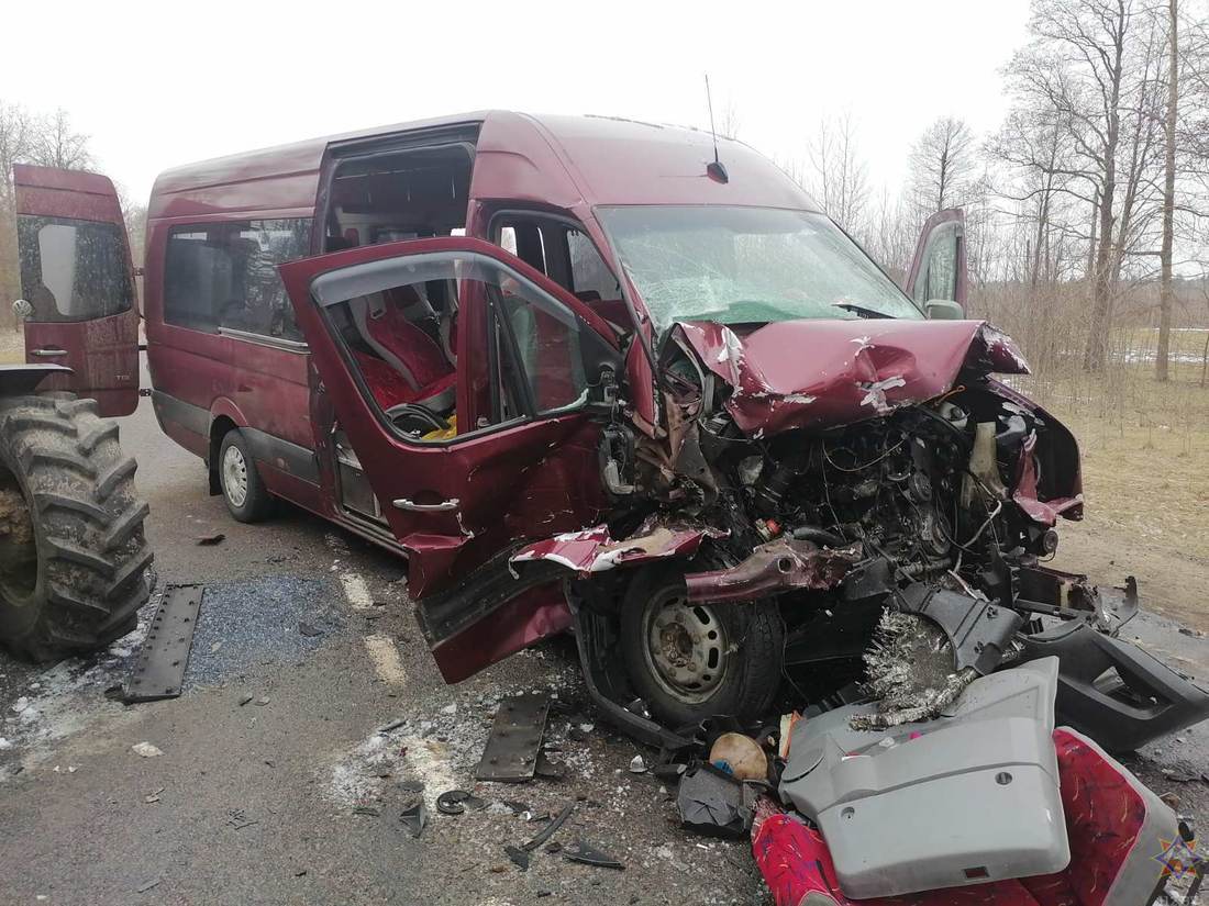 МЧС: под Бобруйском с маршруткой столкнулись два трактора, в больницу доставлен 21 человек