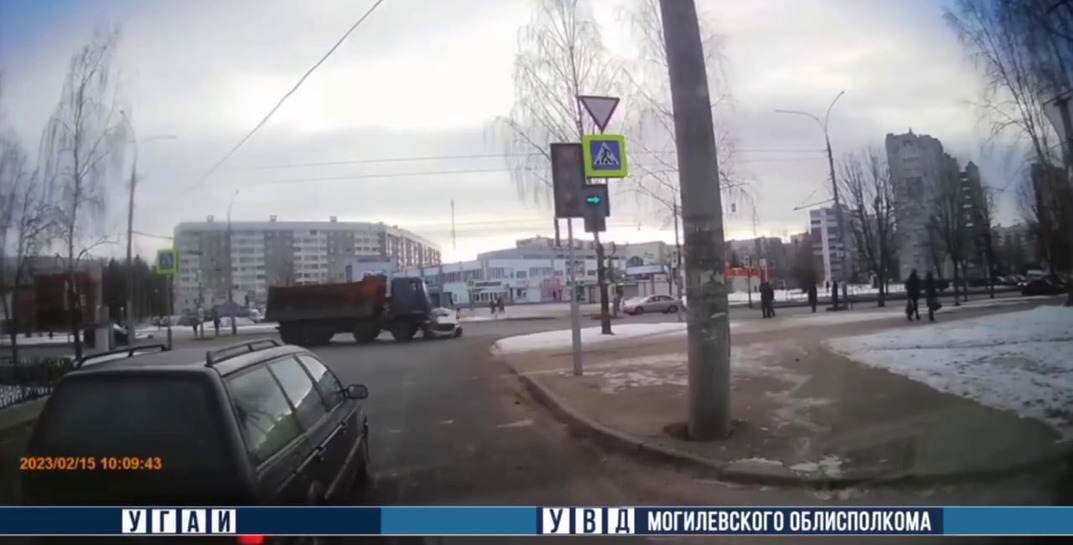 Момент столкновения самосвала и автомобиля такси в Могилеве попал на видео