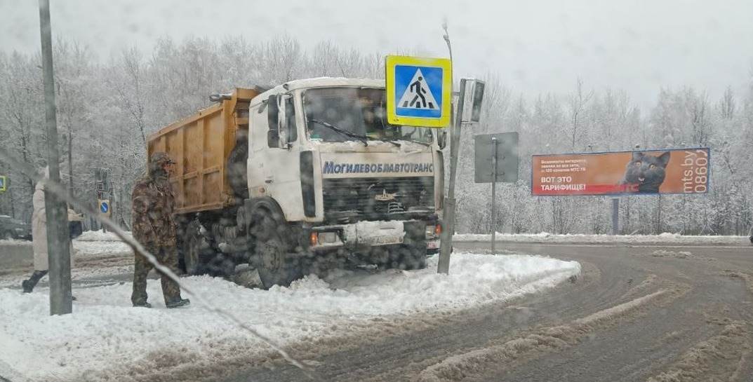 В Могилеве грузовик протаранил светофор