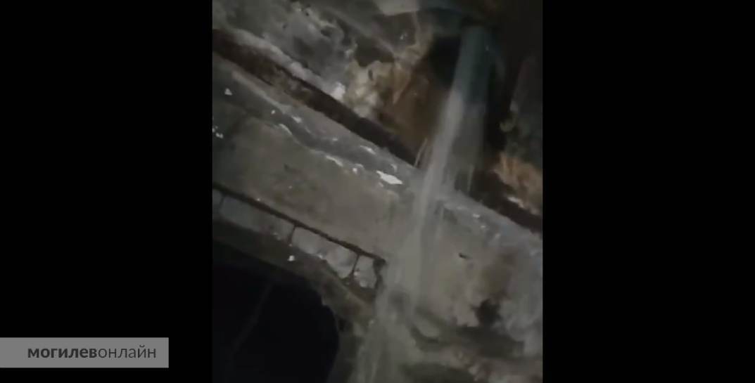 И снова о трубах. В доме на Менжинского нечистоты из канализационной трубы льются прямо в подвал