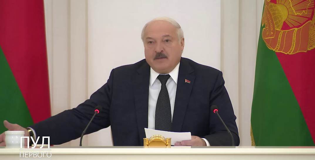 «В 30-40 раз выше, чем у продавцов». Лукашенко поручил «донести до людей» сколько получает руководство торговых сетей