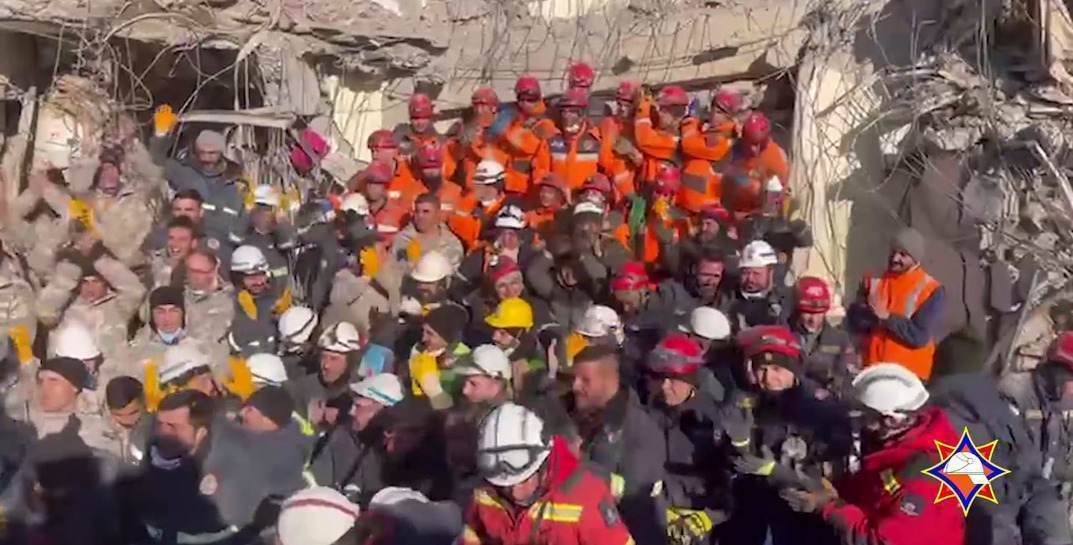 Белорусские спасатели в Турции извлекли из-под завалов двух человек. Они находились под руинами более восьми суток