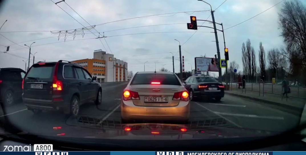 Могилевские гаишники по видео наказали водителя, который проехал на красный