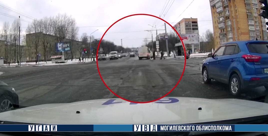 В Могилеве маршрутка не пропустила пешеходов на переходе прямо на глазах ГАИ. Карма не заставила себя долго ждать
