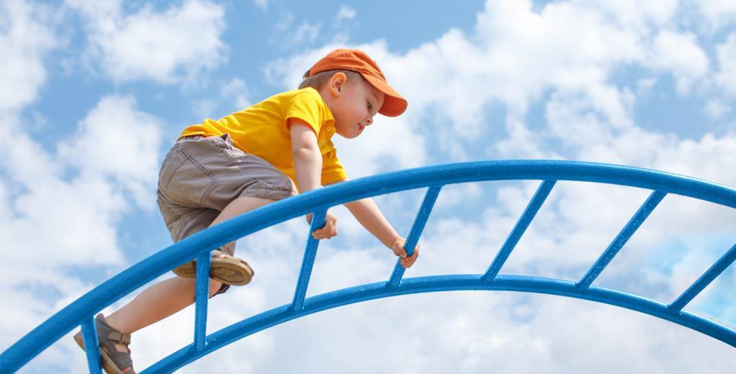 В детском саду Светлогорска мальчик упал со спортивной лестницы и сломал руку. Воспитательницу осудили