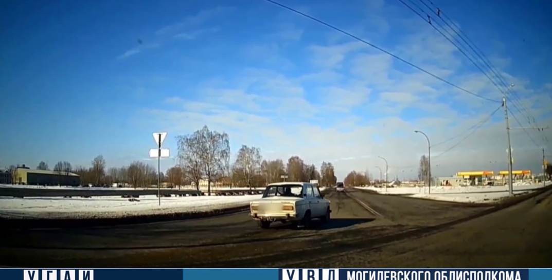 В Могилеве 64-летний водитель ВАЗа «подрезал» учебный автомобиль