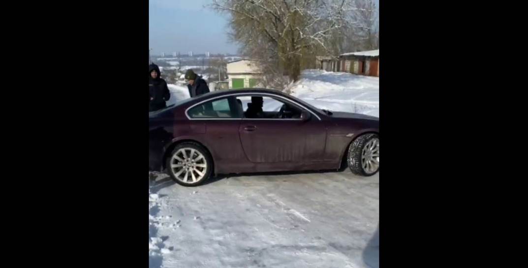 «У нас в городе проблемы с солью и песком?» В Могилеве дороги настолько скользкие, что автомобили… катятся назад и не могут даже затормозить