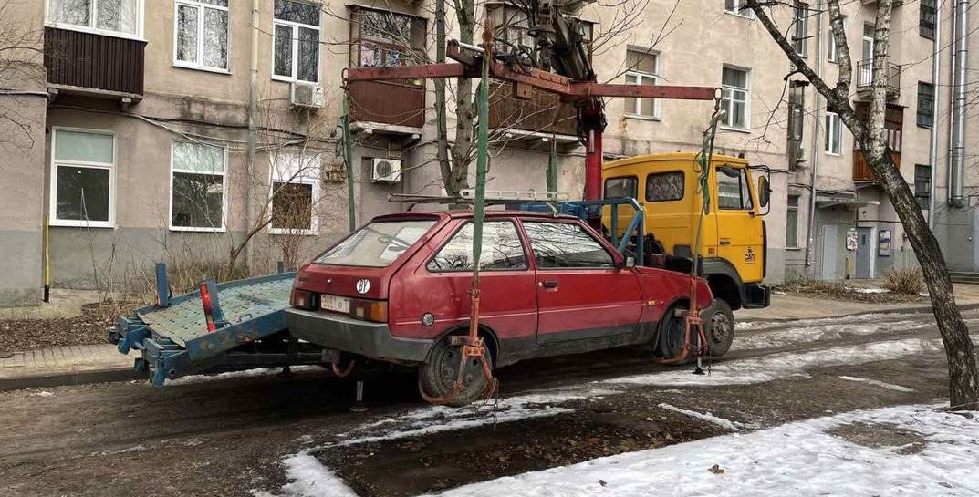 Из дворов Могилева продолжают эвакуировать автохлам