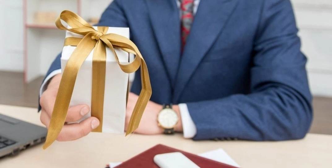 В Беларуси чиновникам разрешили принимать более дорогие подарки