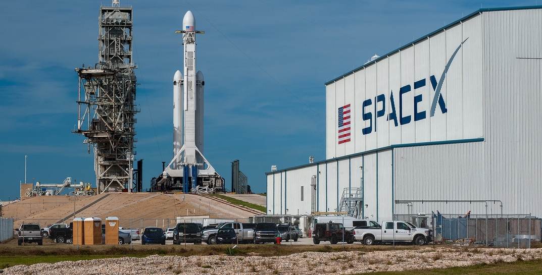 SpaceX, принадлежащая Илону Маску, решила запретить Украине использовать свой интернет в военных целях