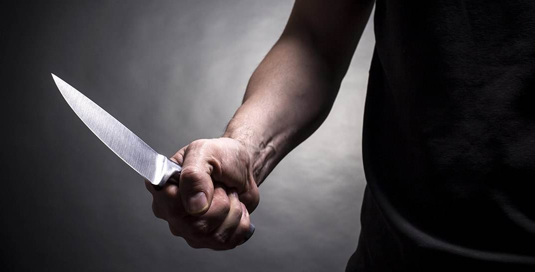 В Горках вернувшийся с заработков мужчина из ревности порезал жену