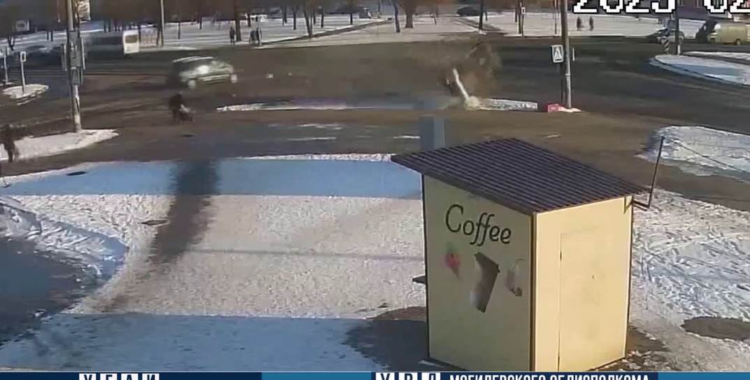 Момент вчерашнего серьёзного ДТП с двумя легковушками в Могилеве попал на камеру