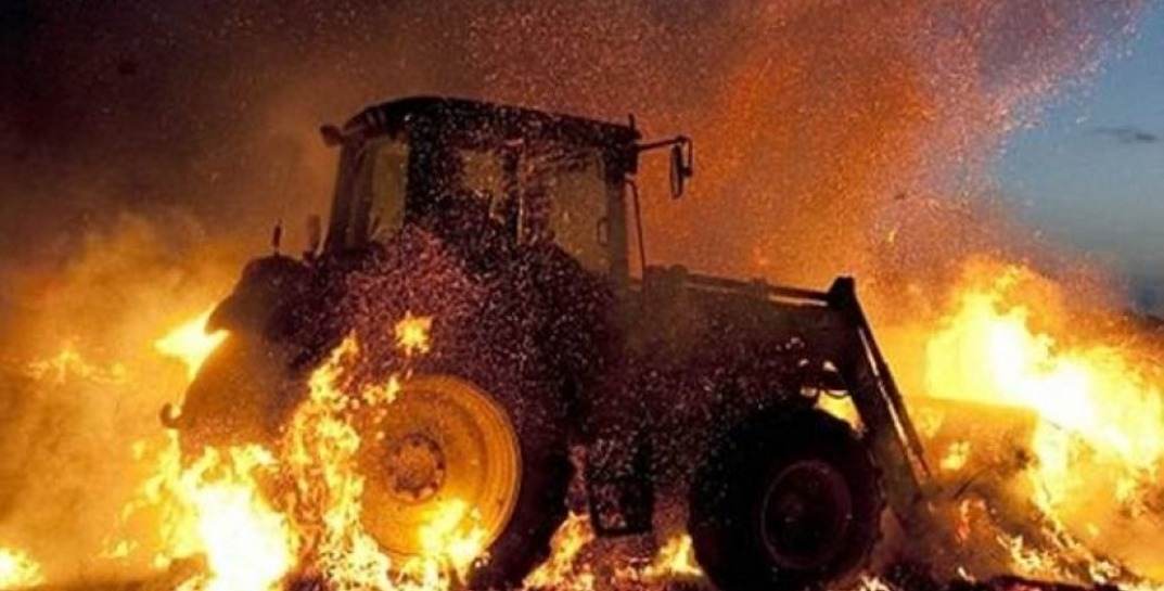 В Бобруйском районе на территории фермы горел трактор