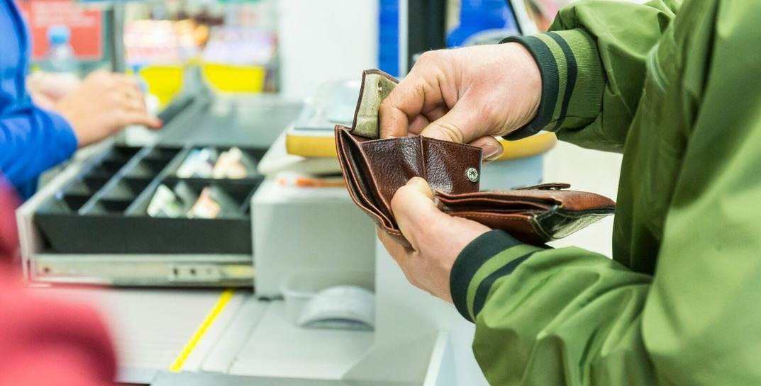 Могилевчанин «развел» продавщицу, умыкнув 100 рублей. Как его наказал суд?