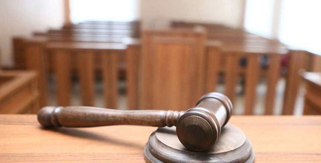 Могилевчанина осудили на 1,5 года «химии» за надругательство над госфлагом